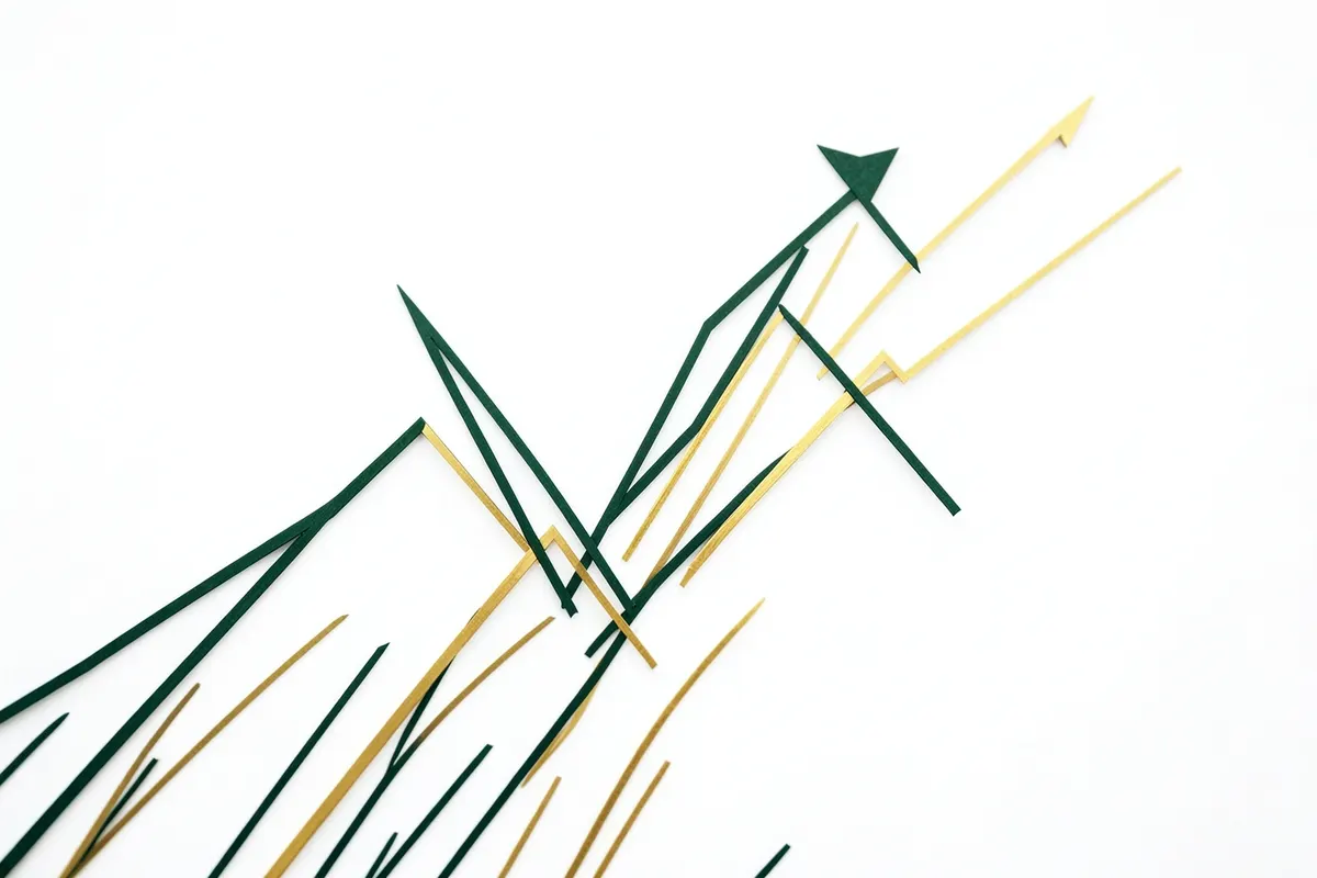 Gráfico abstrato com linhas verdes e douradas subindo, representando crescimento e planejamento.