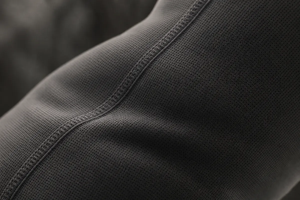 Close-up de tecido de legging fitness com textura visível, indicando qualidade.