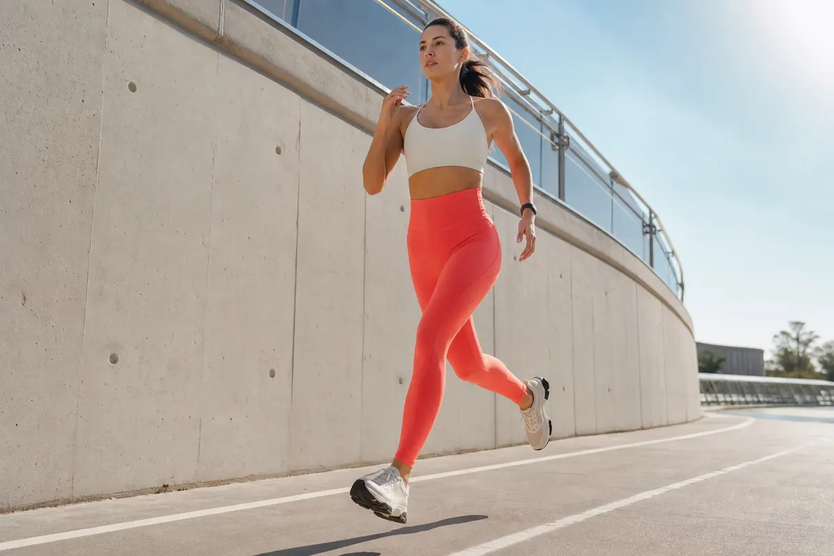 Mulher em movimento dinâmico, usando leggings ideais para corrida.