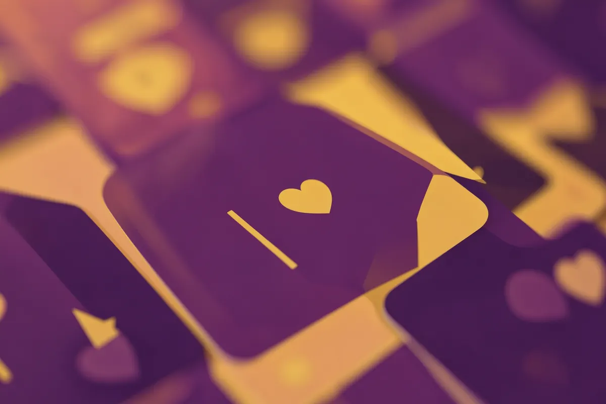 Cartas de tarot com símbolos de amor e corações sobre um fundo desfocado.