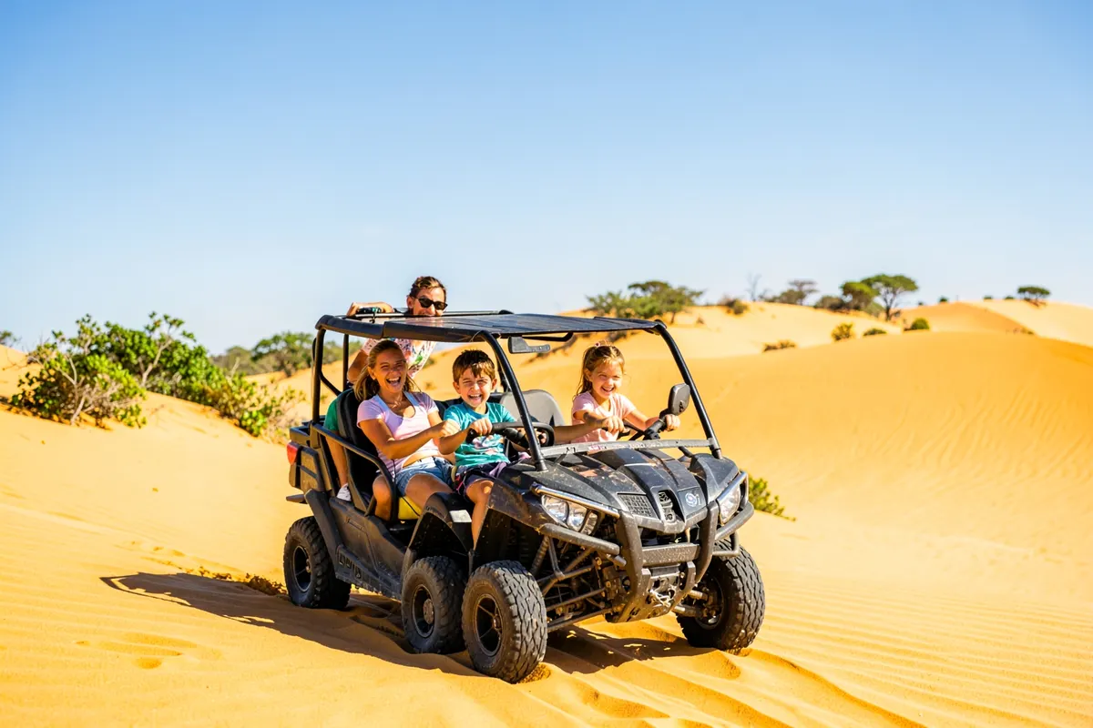 Família sorrindo em um passeio de buggy pelas dunas de Jericoacoara com céu azul