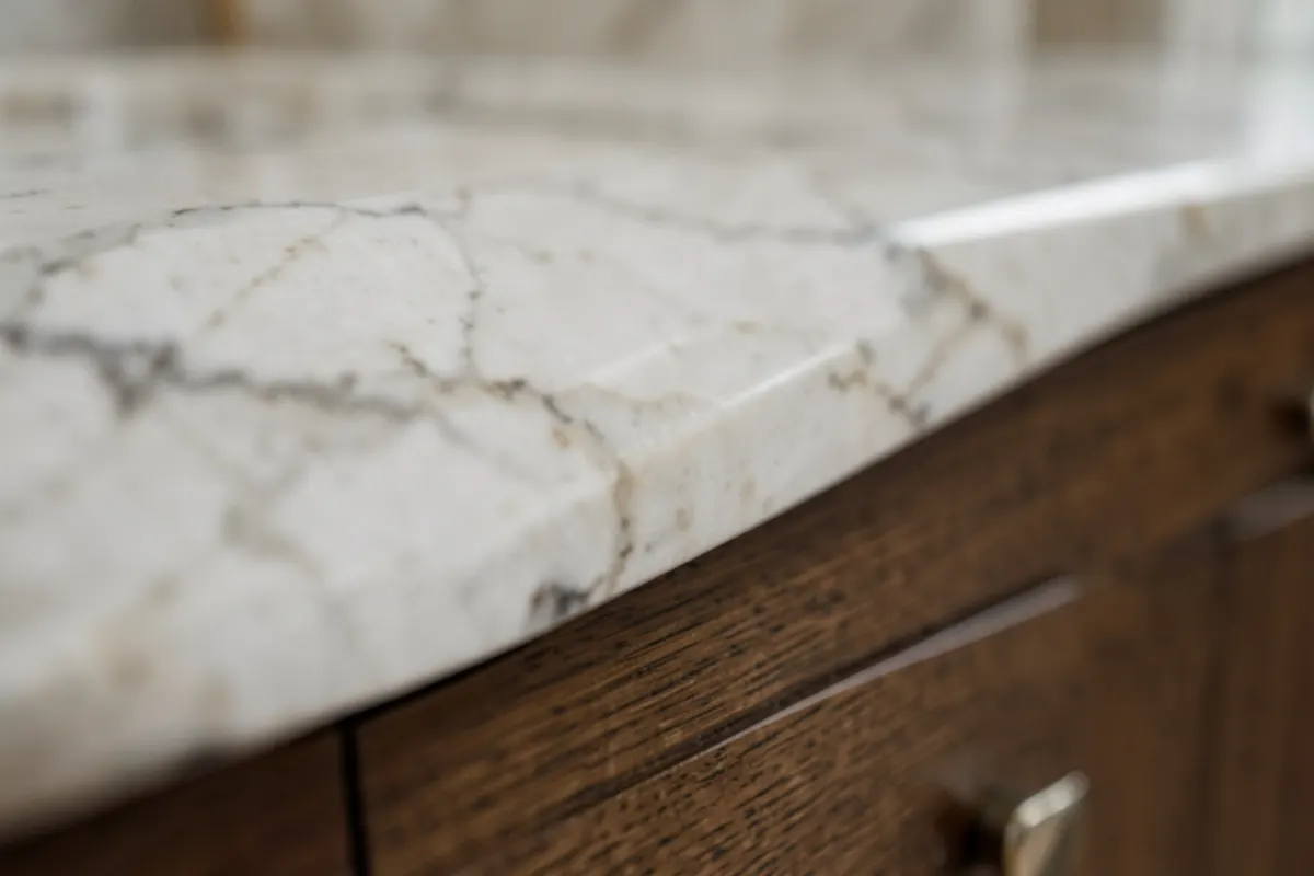 Detalhe de acabamentos de alto padrão em um imóvel de luxo, como mármore e madeira nobre