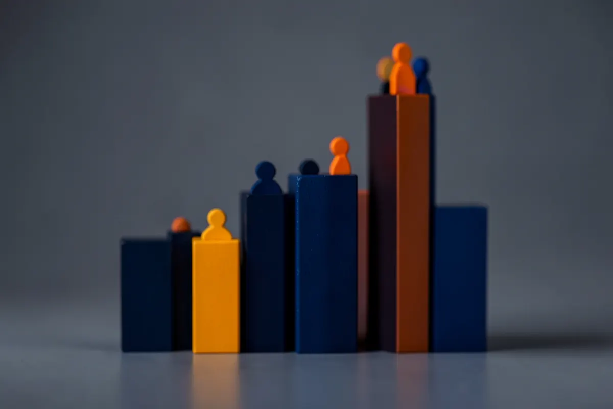 Gráfico de barras ascendente com ícones de pessoas no topo, simbolizando o crescimento impulsionado pela prova social.
