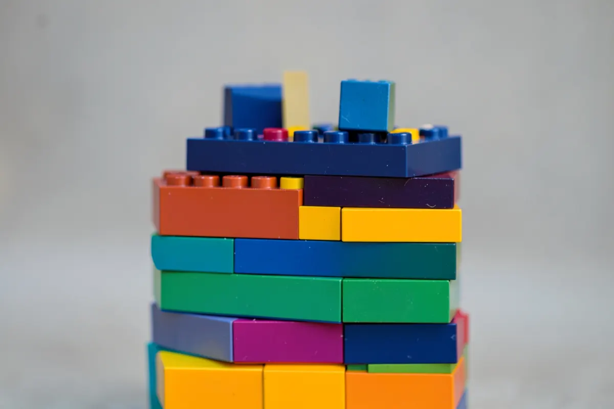 Uma pilha de blocos de construção com alguns blocos faltando, representando erros comuns.