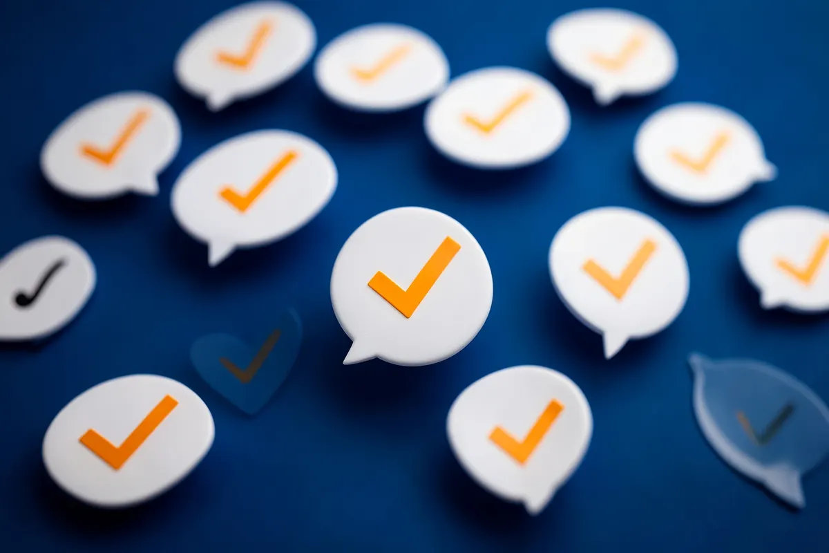 Um conjunto de balões de fala com diferentes ícones de verificação dentro, sobre um fundo azul.