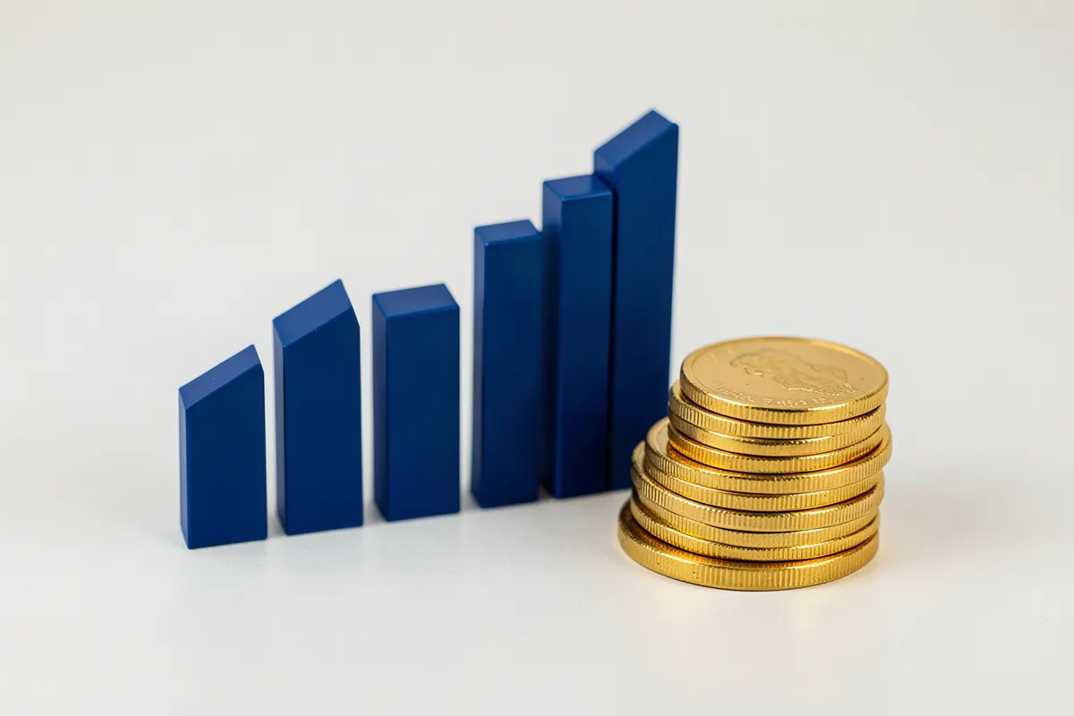 Um gráfico de barras estilizado mostrando crescimento financeiro, com moedas de ouro empilhadas ao lado, em um fundo azul escuro.