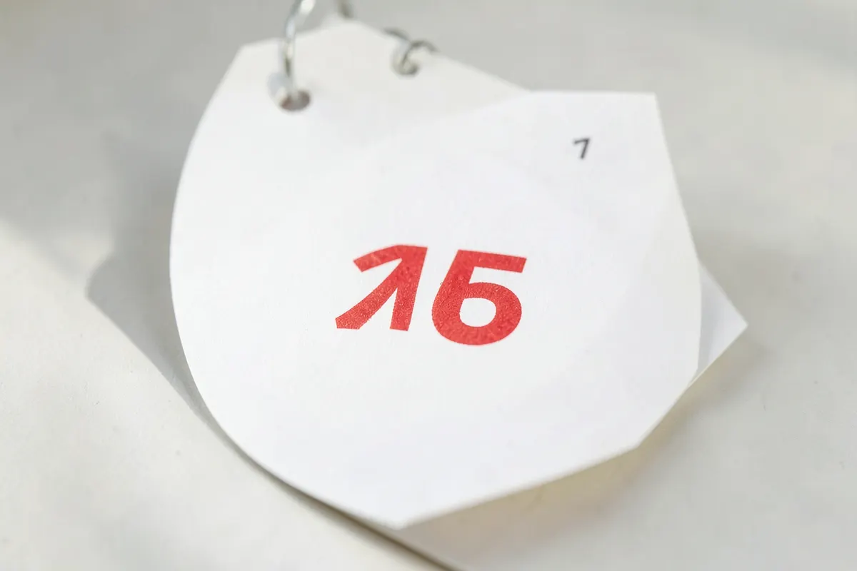 Um calendário com a data marcada, simbolizando o prazo para a partilha de bens.