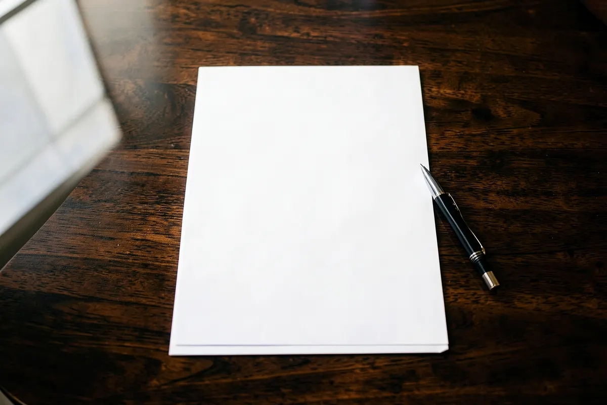 Um documento de contrato de compra e venda de imóvel.