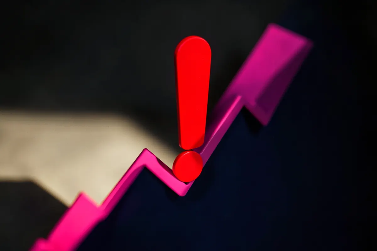 Gráfico de linha ascendente com um ponto de exclamação vermelho, indicando gravidade.