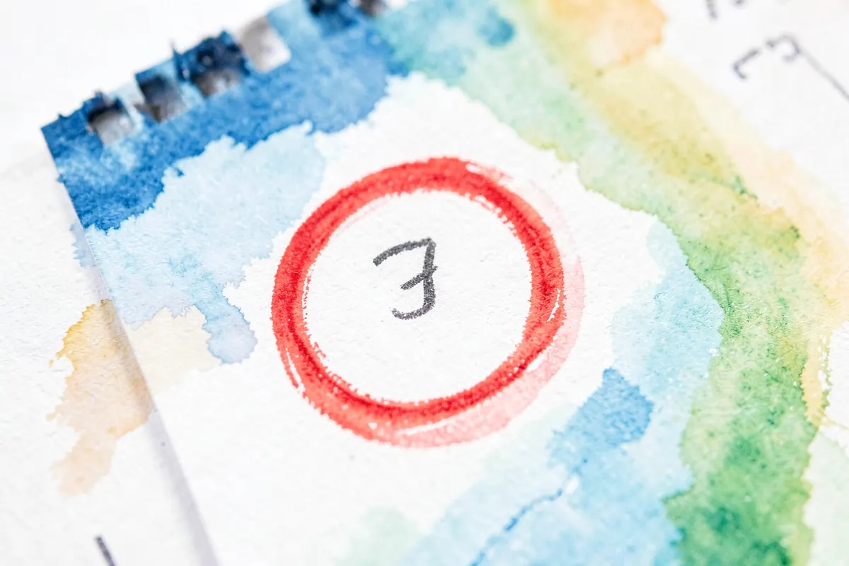 Um calendário com um dia específico circulado em vermelho.