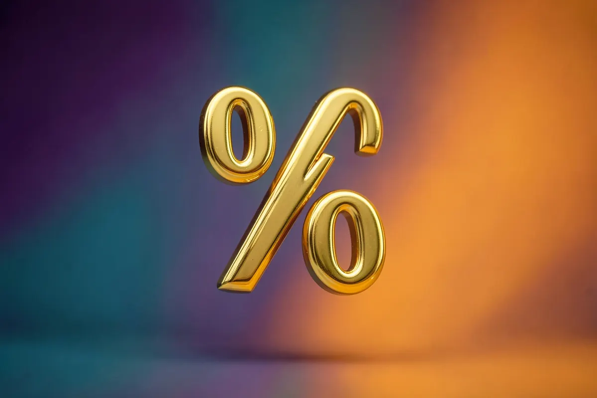 Símbolo de porcentagem (%) dourado em destaque sobre um fundo desfocado de ambiente de trabalho, indicando um bom retorno financeiro.