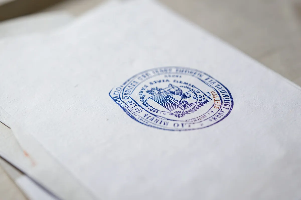 Documento com selo oficial e carimbo, simbolizando obrigações legais de uma empresa.