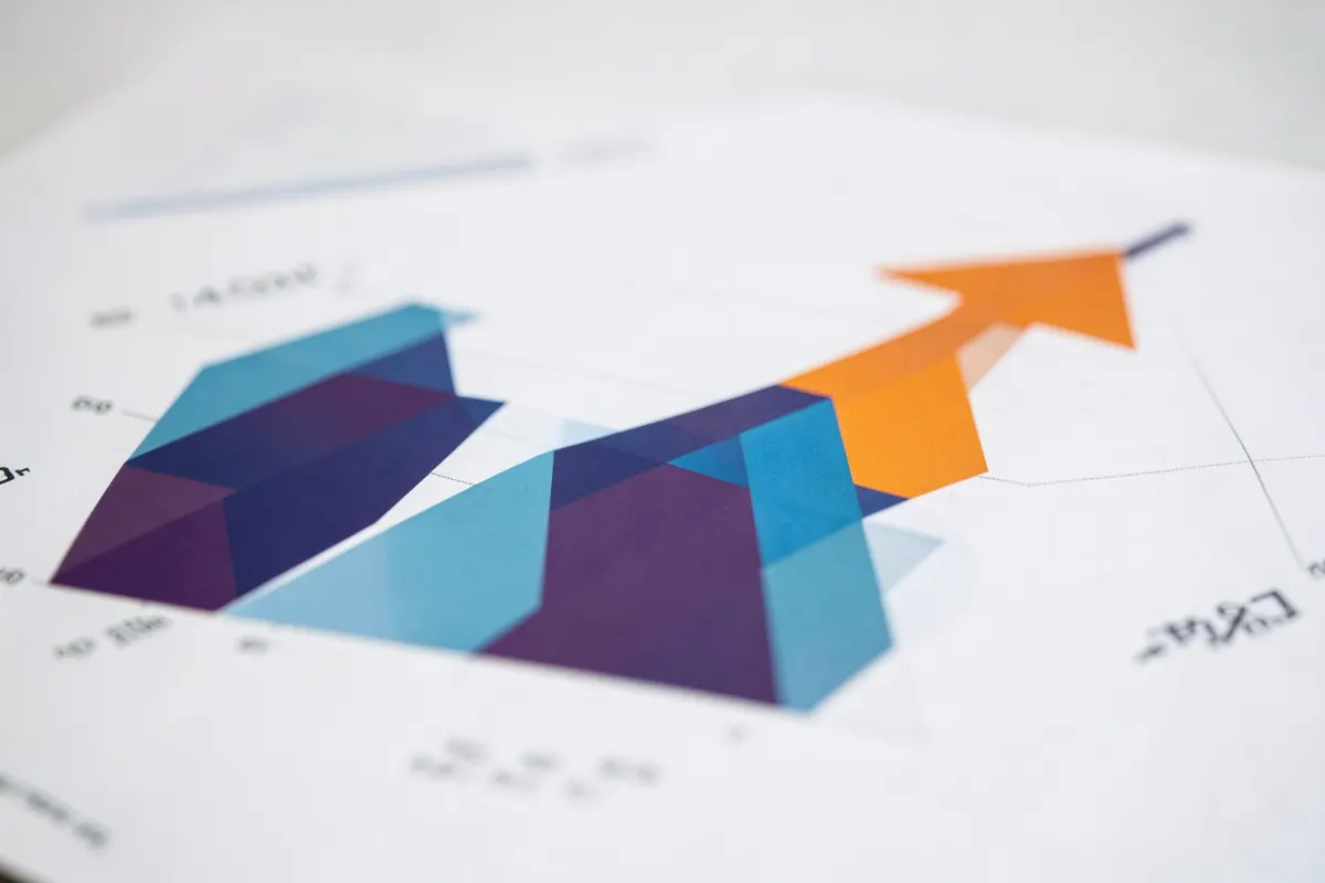 Gráfico de barras mostrando aumento de produtividade após implementação de consultoria ergonômica.