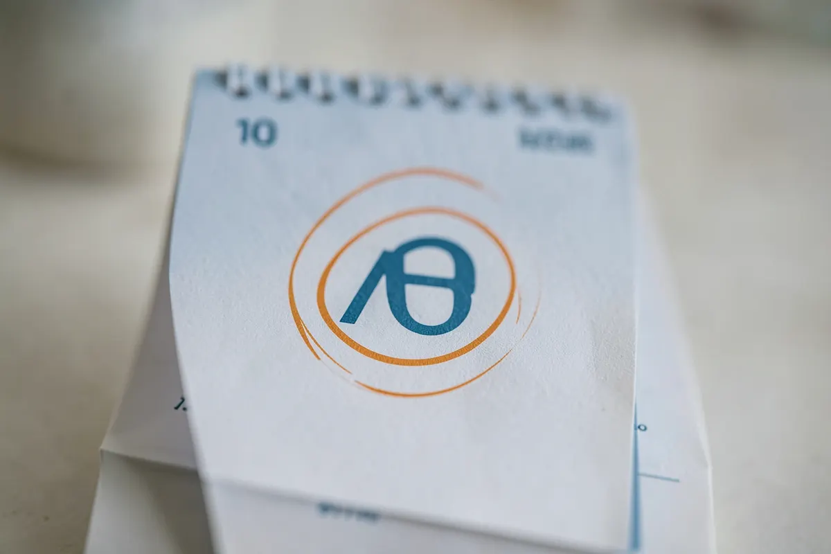 Calendário com um círculo destacado em uma data específica, representando o momento de realizar uma AEP.