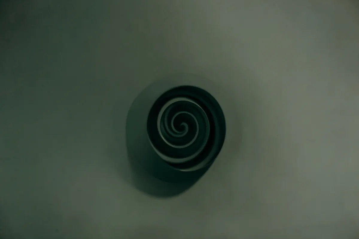 Seção 7: Uma ilustração de uma espiral descendente em tons escuros, representando a progressão para um estado mais grave de ansiedade.