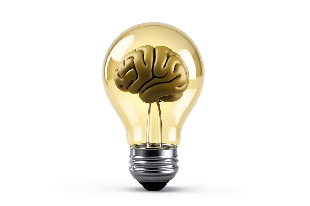 Lâmpada acesa com um cérebro estilizado dentro, simbolizando ideias e estratégia.