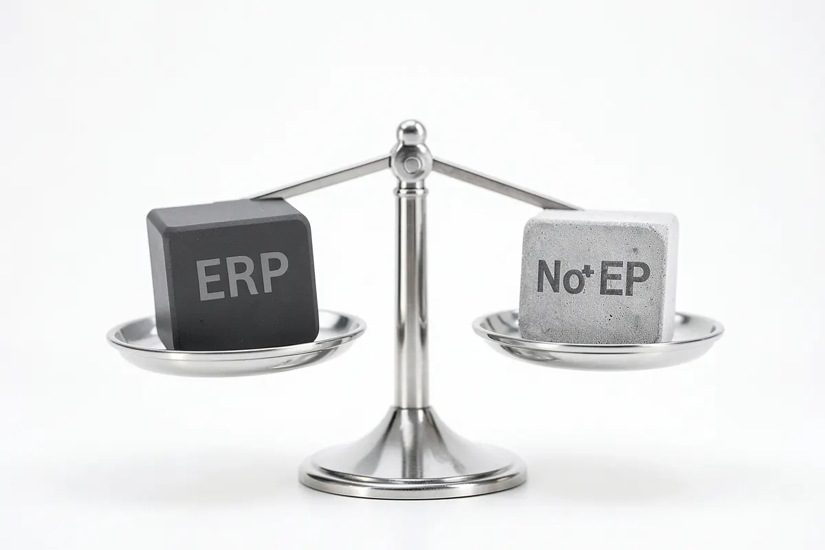 Uma balança equilibrando um bloco de construção com a palavra "ERP" e outro bloco com a palavra "Não ERP", representando o que um sistema ERP é e o que não é.