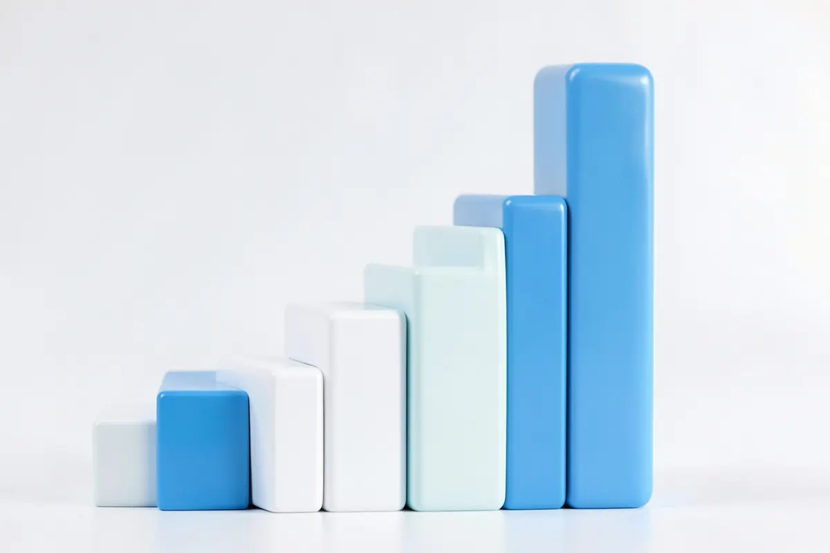 Um gráfico de barras ascendente feito de blocos de construção coloridos, representando crescimento e sucesso.