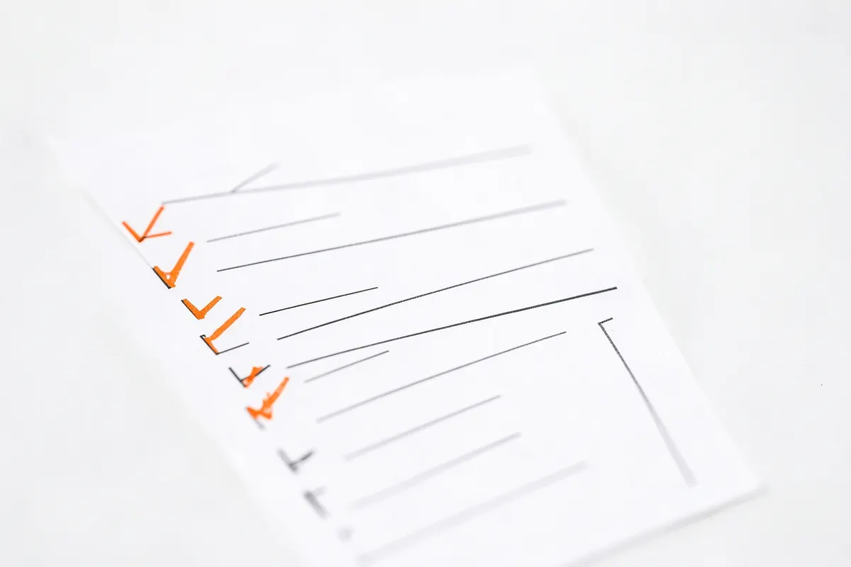 Uma lista de verificação com itens sendo marcados, representando as melhores práticas para otimizar a conversão de leads.
