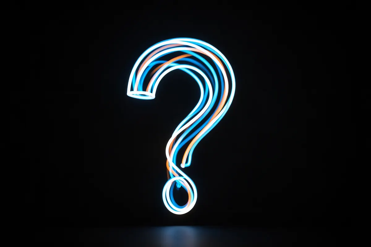 Conclusão sobre publicidade e propaganda online com um ponto de interrogação estilizado.